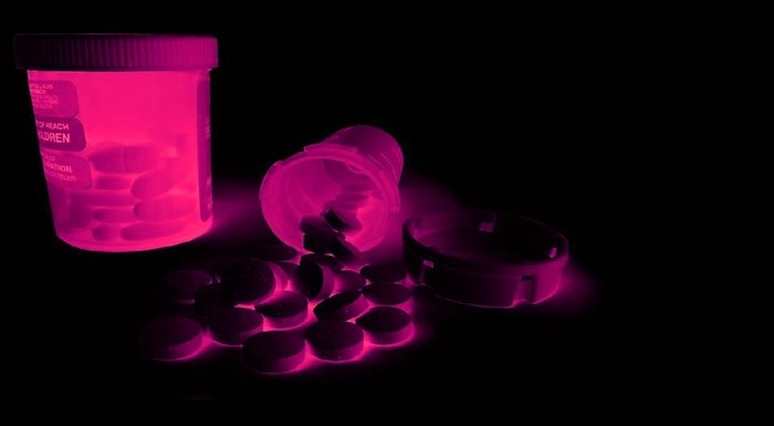 3351076_1pinkpills.jpg (700x385, 22Kb)