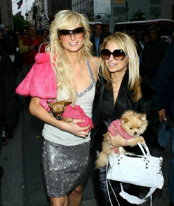 568484_Paris_and_Nicole_with_dogs[1].jpg (589x699, 108Kb)